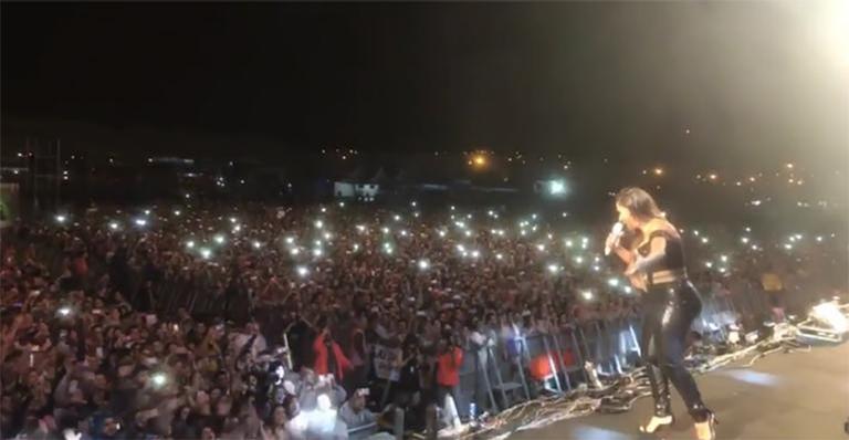 Simone sobe ao palco sem Simaria e preocupa fãs