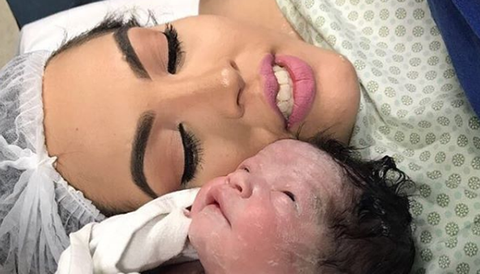 “Só queria me sentir bem”, desabafa mãe que foi criticada por usar maquiagem durante o parto!
