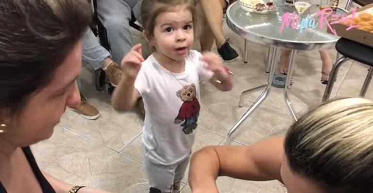 Valentina se diverte em Florianópolis com a família; assista