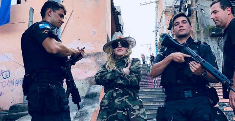 Madonna se diverte em comunidade no Rio de Janeiro