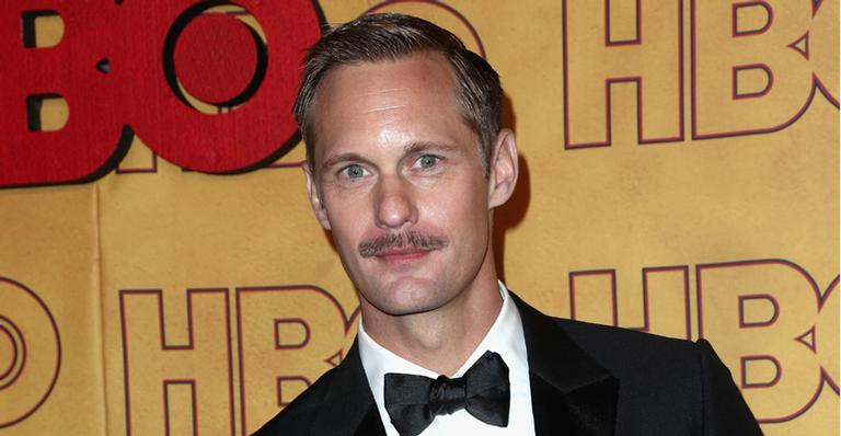 Alexander Skarsgard, de ‘True Blood’, surge careca em evento e surpreende fãs