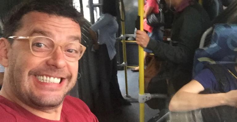 Fernando Rocha faz selfie no transporte público de SP