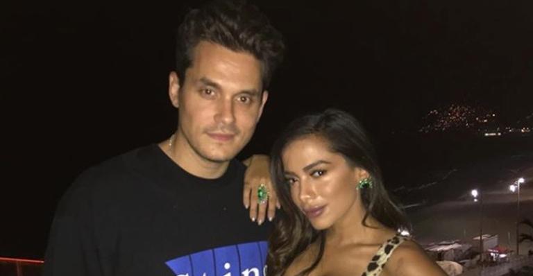 John Mayer posa com Anitta no Rio e se derrete pelo charme da brasileira