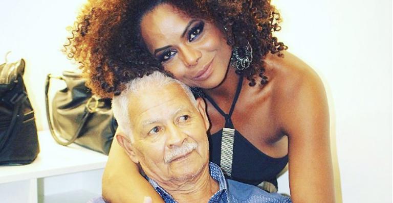 Aos 40 anos, Adriana Bombom conhece o pai biológico