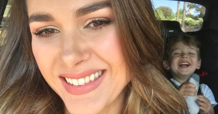 Fernanda Machado corta os cabelos do filho e diz que é a responsável pelas “tesouras” na família: “Corto até o meu”
