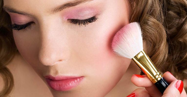 Saiba como acertar no blush e não correr o risco de ficar com “cara de palhaço”