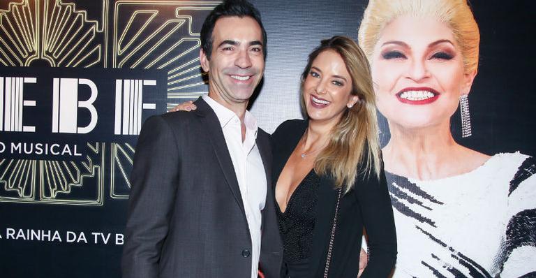 Emocionada, Ticiane Pinheiro prestigia o espetáculo ‘Hebe, o Musical’ ao lado de César Tralli