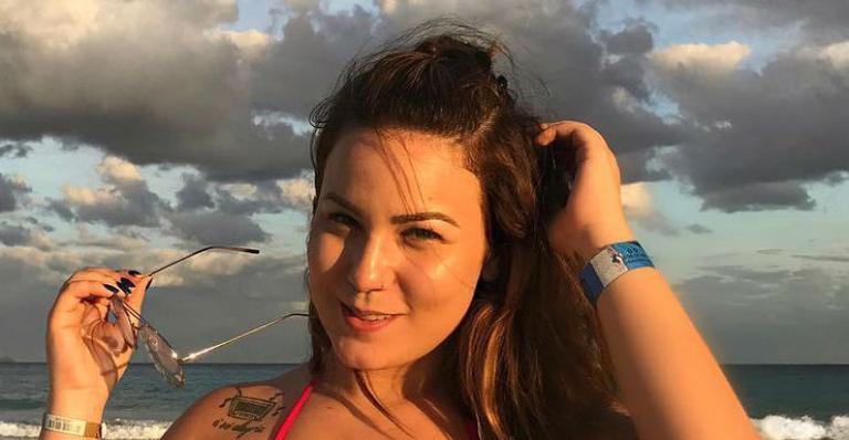 Fã vê cicatriz e acusa ex-BBB Cacau de ter feito abdominoplastia