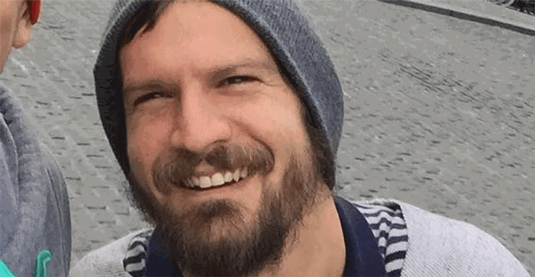 Saulo Fernandes choca fãs ao posar lado a lado com o filho: “Parecem irmãos”