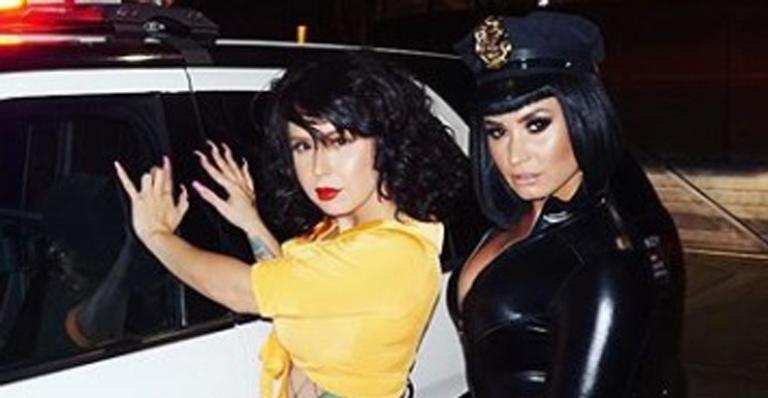 Fantasia sexy de Demi Lovato rouba a cena em festa de Halloween