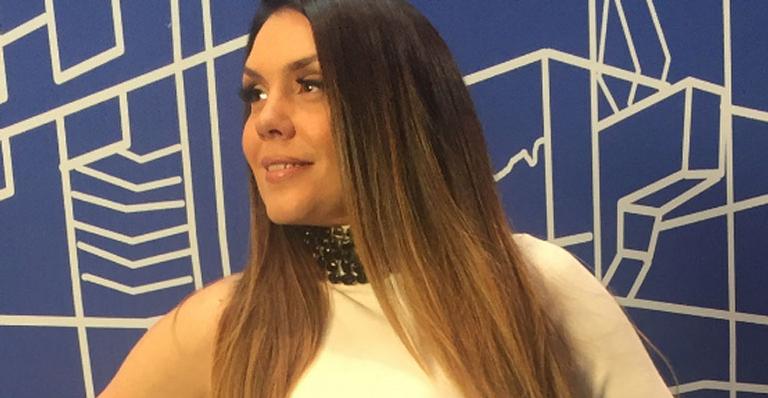 Eles cresceram! Simony reúne os quatro filhos e o marido em raríssimo registro em família