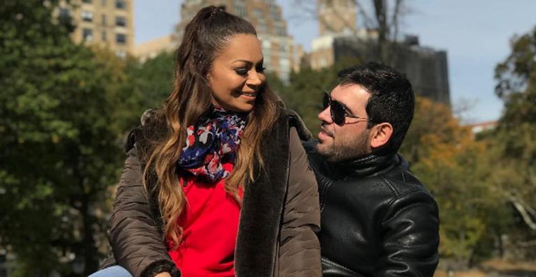 Solange Almeida curte a companhia do marido em viagem para Nova York