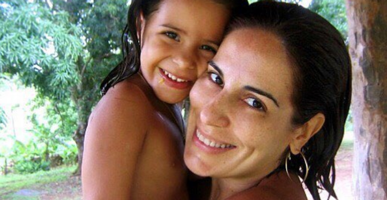 Filha mais nova de Glória Pires é a cara da mãe e puxou seus dons artísticos: Ana Morais canta muito bem!