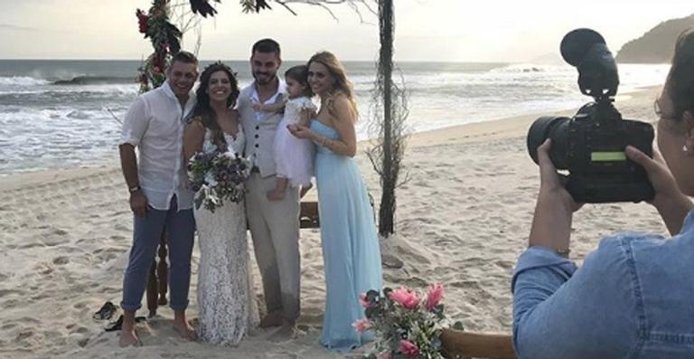 Filha de Luigi Baricelli se casa em Maresias