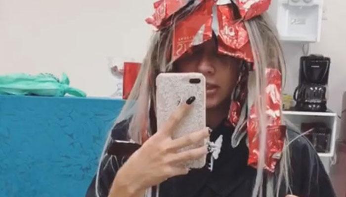 Enquanto espera retoque nos cabelos, Juju Salimeni devora três marmitas: “Só como assim”