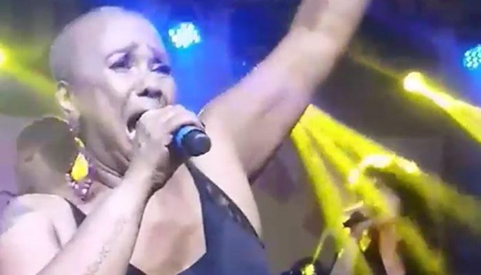 Aos 62 anos, Sandra de Sá se casa com Simone Floresta usando jeans e camiseta