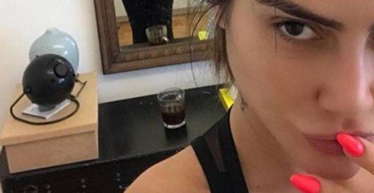 Cleo Pires posa na frente do espelho e mostra suas ‘gordurinhas acumuladas’