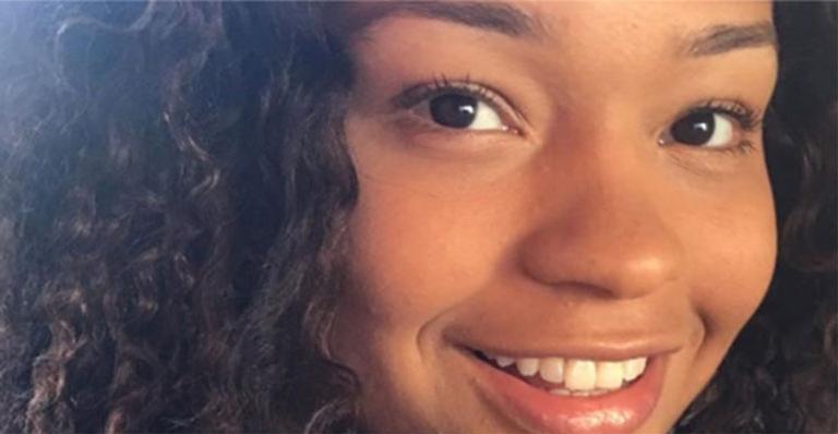Juliana Alves posa com a filha nos braços e se surpreende: ‘Muito cabelo!’