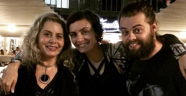 Vera Fischer faz raríssima aparição com os dois filhos juntos: “Família muito alegre e unida”