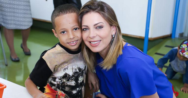 Sheilla Mello participa de ação do bem em SP