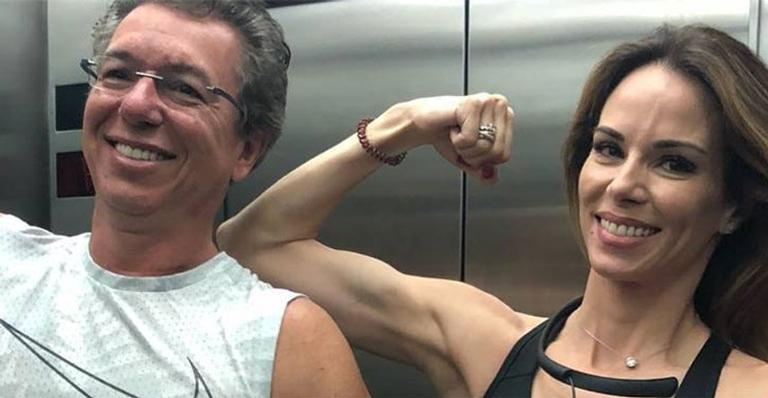Curtindo a folga nos EUA, Boninho exibe ótima forma física ao lado de Ana Furtado