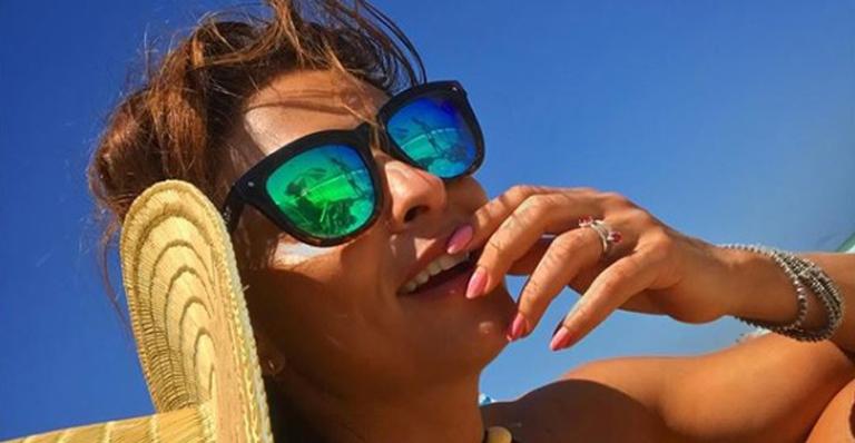 Tá de parabéns! Aos 38 anos, Juliana Paes posa de biquíni fio-dental na praia e exibe corpão escultural