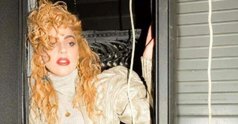 Lady Gaga radicaliza no visual e adota cabelos ruivos e cacheados