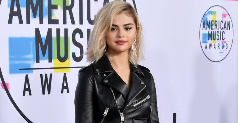 Selena Gomez exibe novo visual no American Music Awards 2017