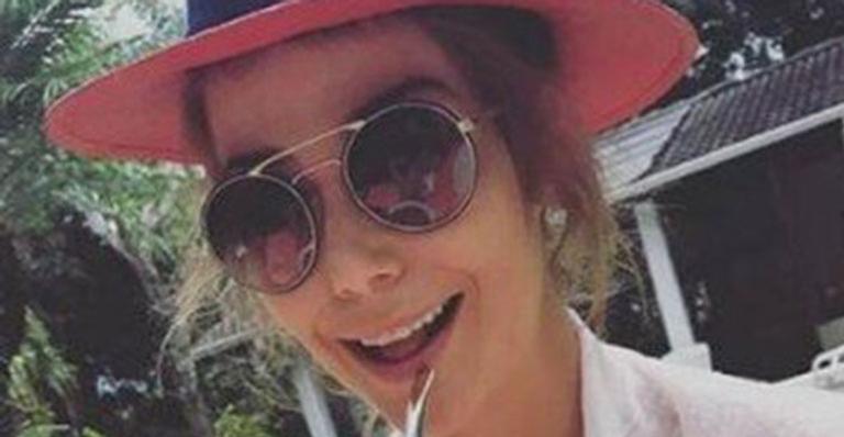 Luiza Possi tira a parte de cima do biquíni para tomar sol e provoca fãs