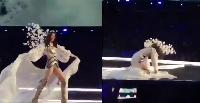 Top chinesa leva tombo no desfile da Victoria’s Secret e ganha ajuda de modelo brasileira