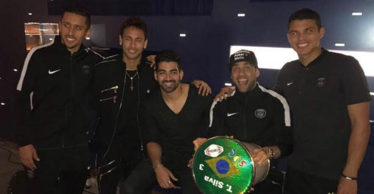 Neymar festeja vitória em show privado com o cantor Dilsinho