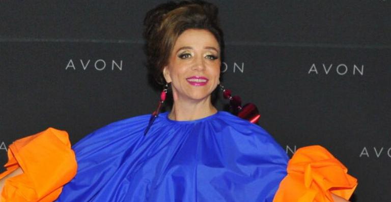 Marisa Orth vira sensação ao aparecer com look controverso em evento