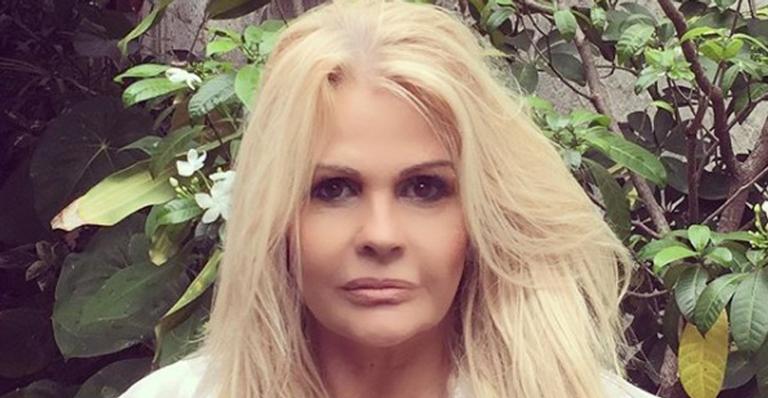 Aos 61 anos, Monique Evans exibe bumbum perfeito na praia e choca fãs: “Muito melhor que as novinhas”