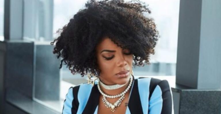 Ludmilla exibe os cachos naturais em foto; veja