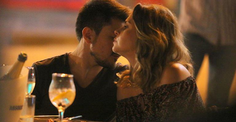 Ana Paula Renault troca carinhos com o novo namorado em jantar romântico
