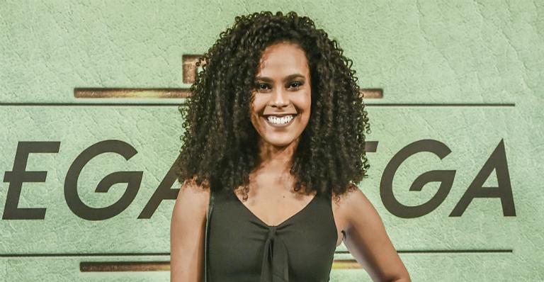 Ana Isabela Godinho, de Pega Pega, ensina técnica para cachos perfeitos