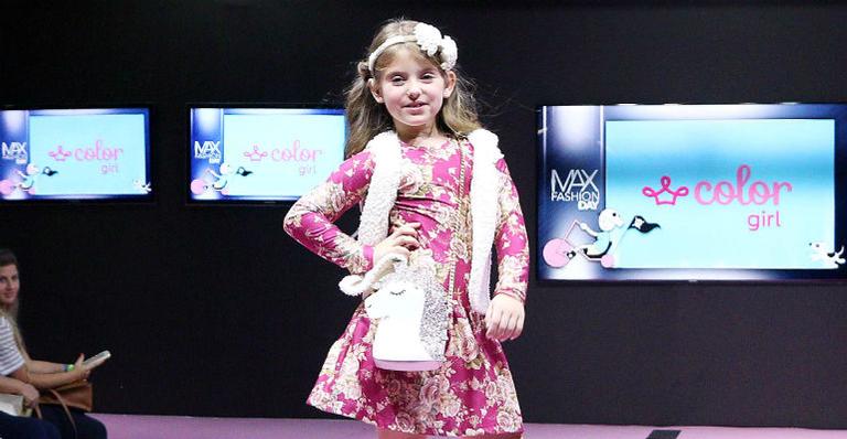Lorena Queiroz rouba a cena em desfile de moda em São Paulo
