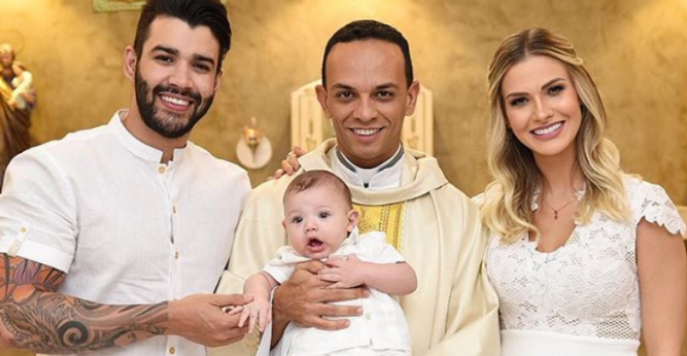 Gusttavo Lima e Andressa Suita batizam Gabriel