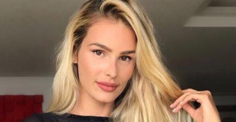 Yasmin Brunet esbanja boa forma com biquíni estiloso na praia: “Bumbum tantan”