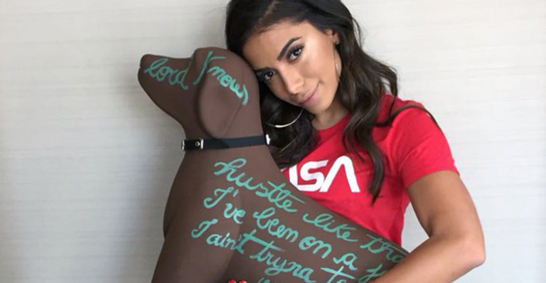Anitta participa da exposição dog.art