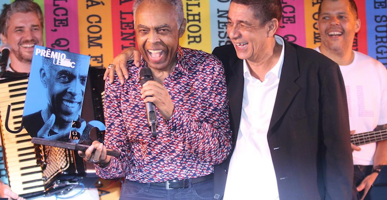 Gilberto Gil recebe o prêmio UBC das mãos de Zeca Pagodinho em festa no Rio!