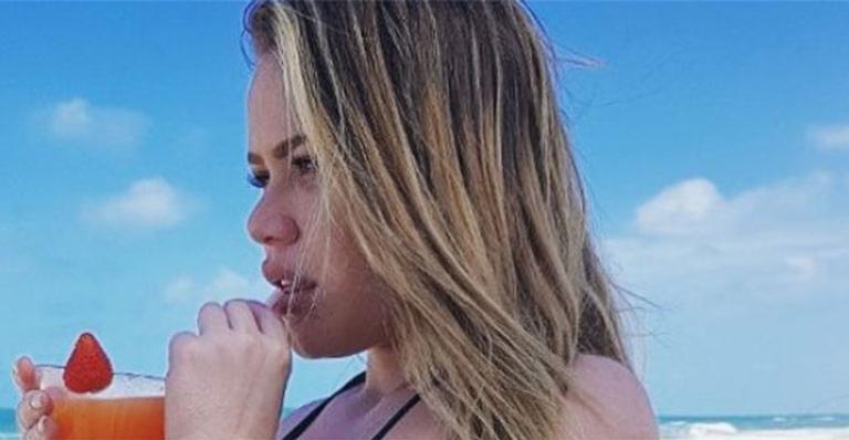 Ex-BBB Paulinha Leitte segura a respiração para tirar foto de biquíni