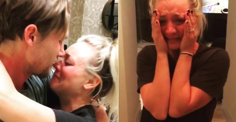 Kaley Cuoco, de The Big Bang Theory, chora com pedido de casamento