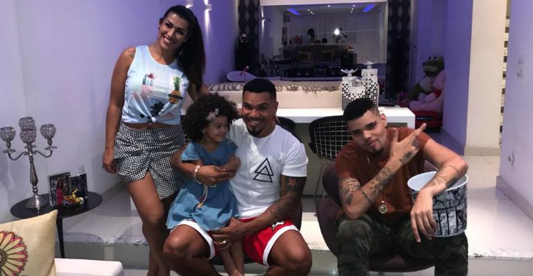 Naldo em família: cantor abre sua casa e mostra lado paizão
