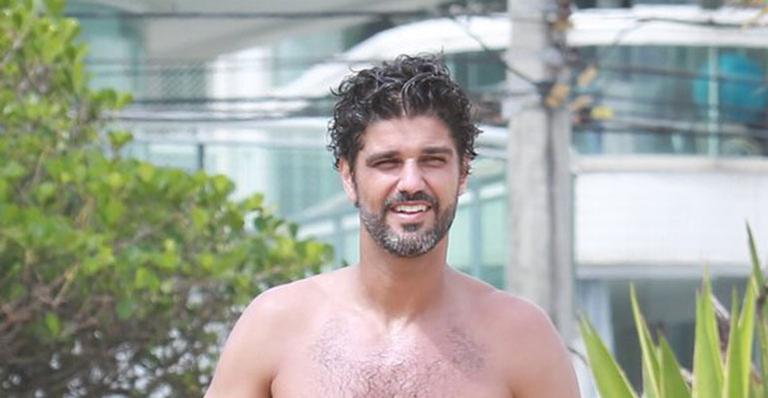 Galã da novela das seis mostra boa forma e aparece só de sunga em dia na praia