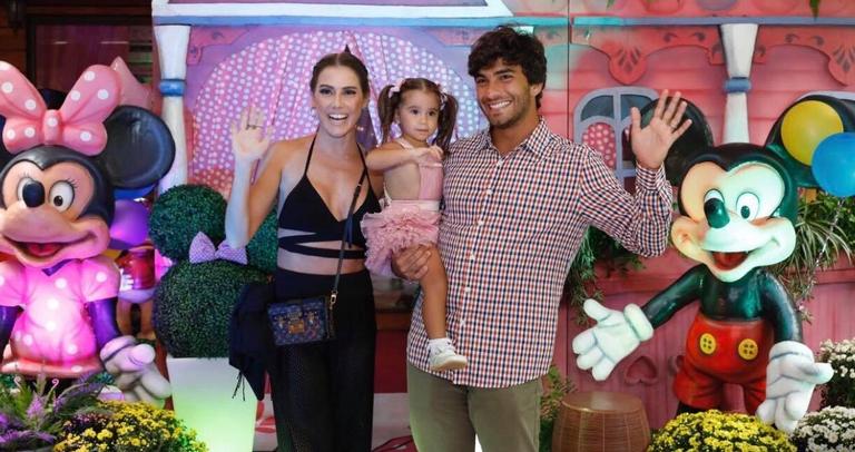 Deborah Secco e Hugo Moura comemoram 2 anos da herdeira, Maria Flor