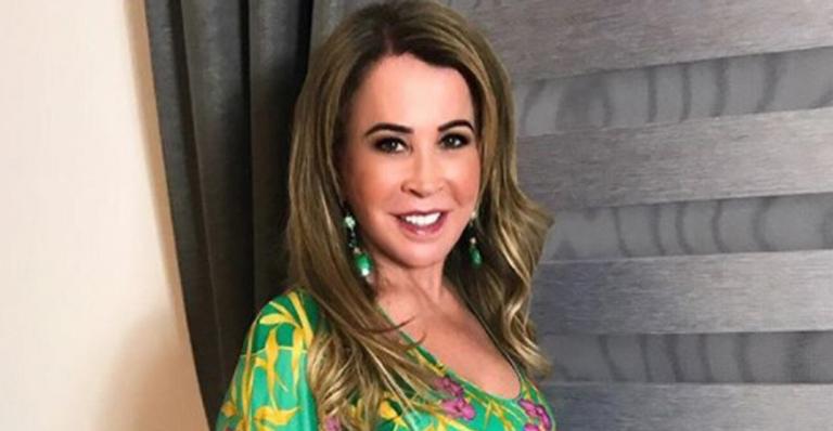 Zilu Camargo posa só de biquíni e surpreende fãs com corpão aos 57 anos: “Deixa novinha no chinelo”