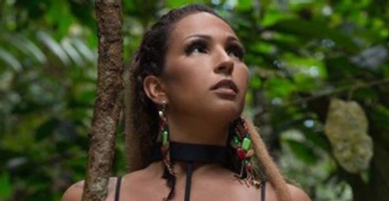 Aos 39 anos, Valesca posa seminua vestida de índia e divide opinião dos internautas
