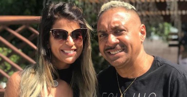 Nana Magalhães, mulher de Tiririca, exibe corpão só de biquíni em piscina