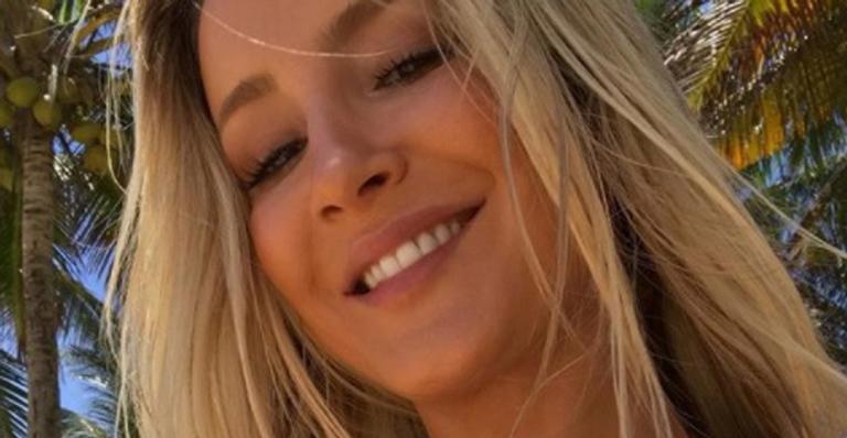 Claudia Leitte posa com biquíni estiloso e ganha elogios: “Lacradora”